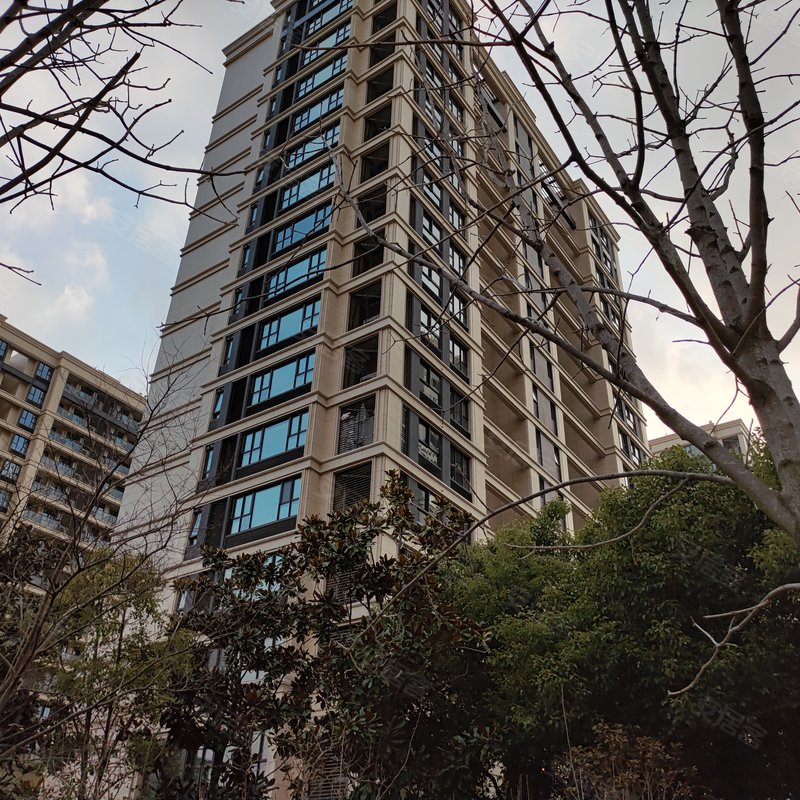 很多社会精英居住 绿城沁园一共13栋,均为17层的高层,主打100和110平