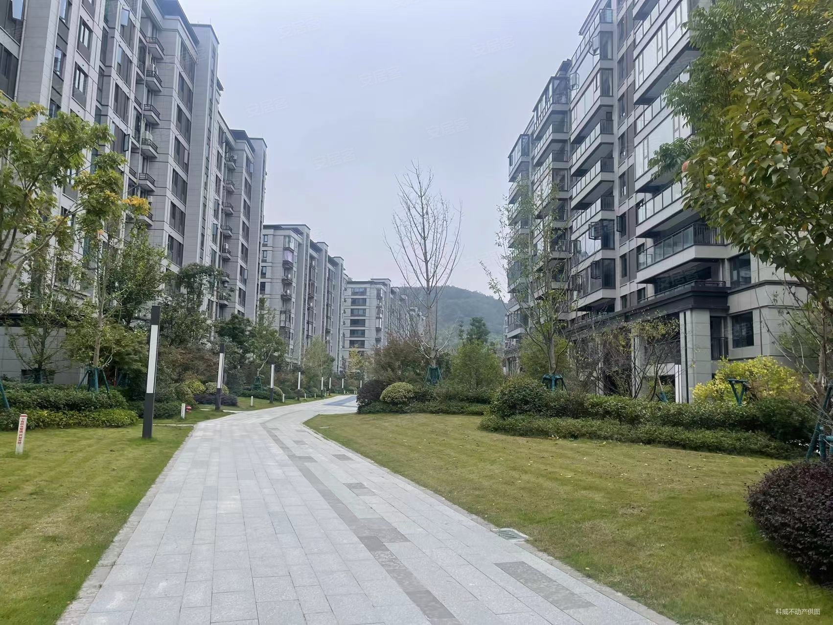 保利银杏小镇次新小区141平洋房四室三卫户型佳楼层好