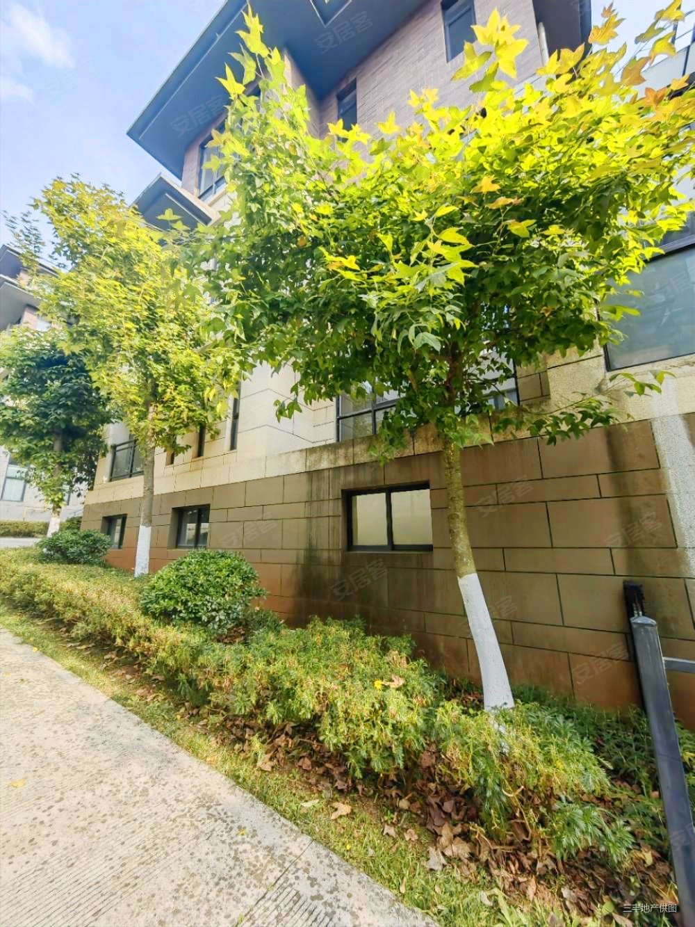 富春山居合院别墅,东南端户,送花园,地下室带产权车位119万