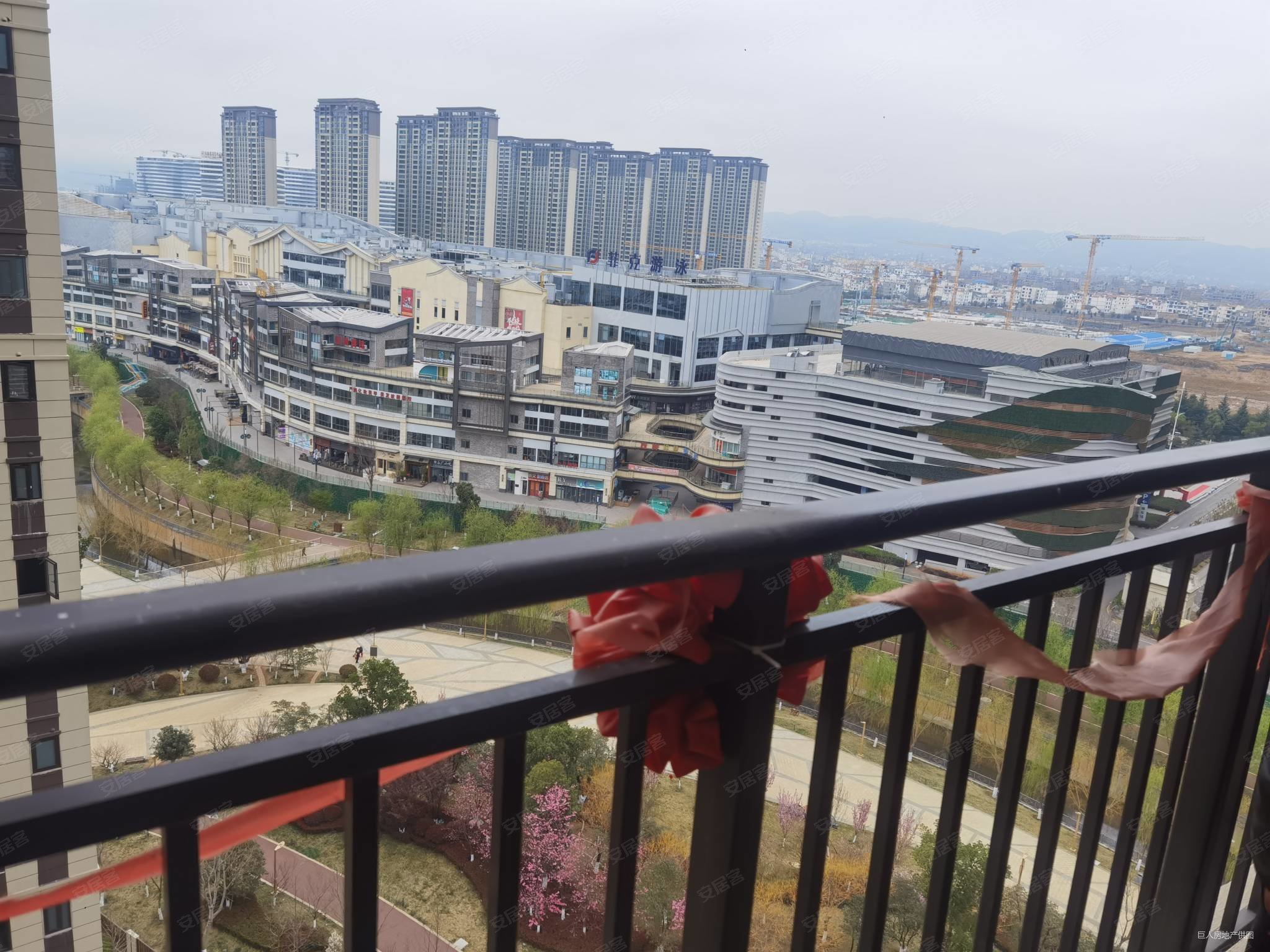 医疗配套成熟 商圈成熟 板楼 129平三室 90万,吾悦广场悦湖公馆二手房