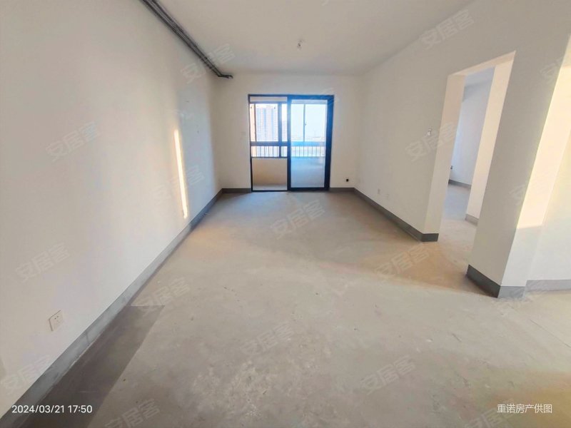 世茂翡翠首府3室2厅1卫100.14㎡南北180万