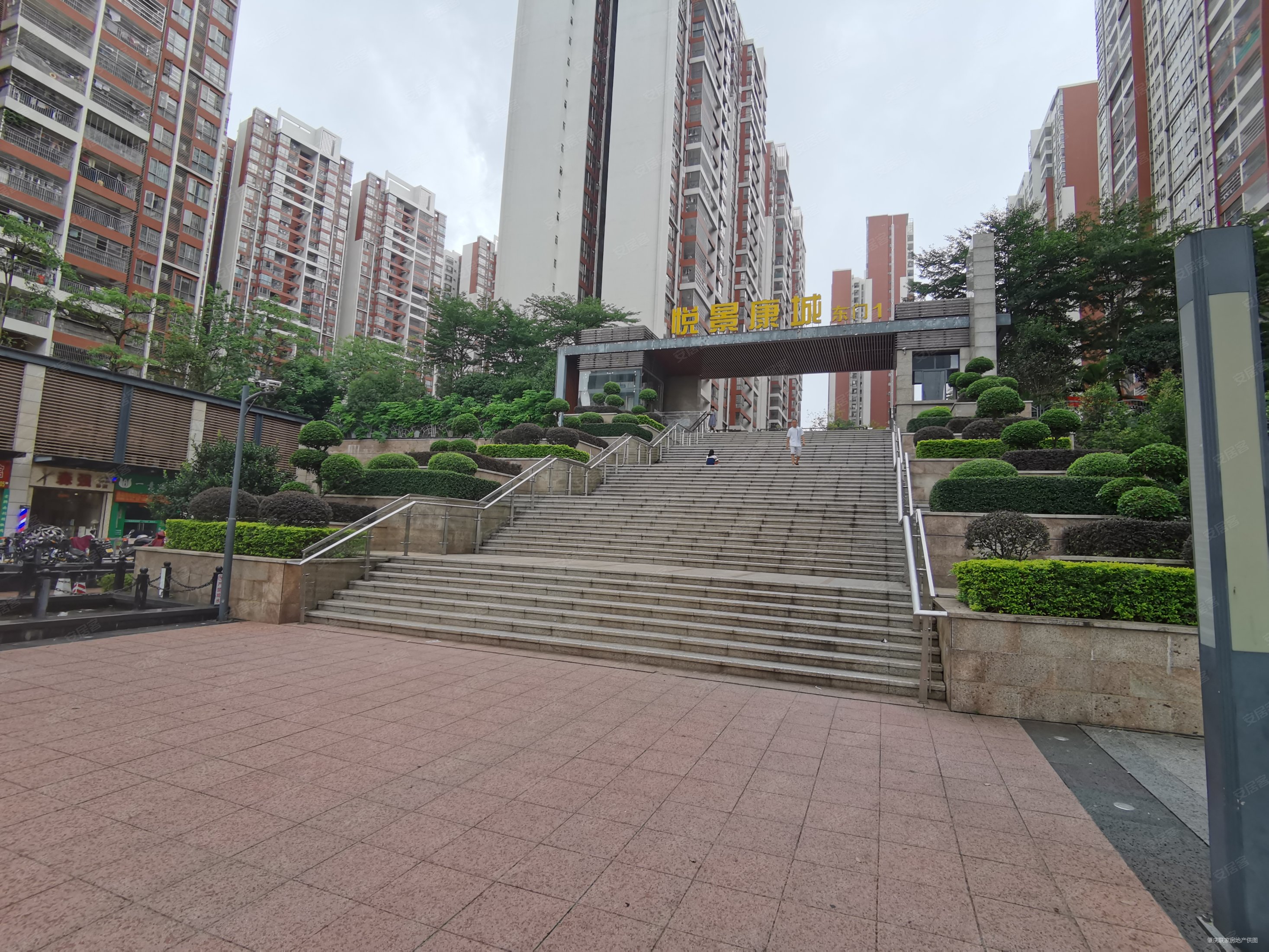 悦景康城 旺中带静路段 112平方3室两厅 仅售68万