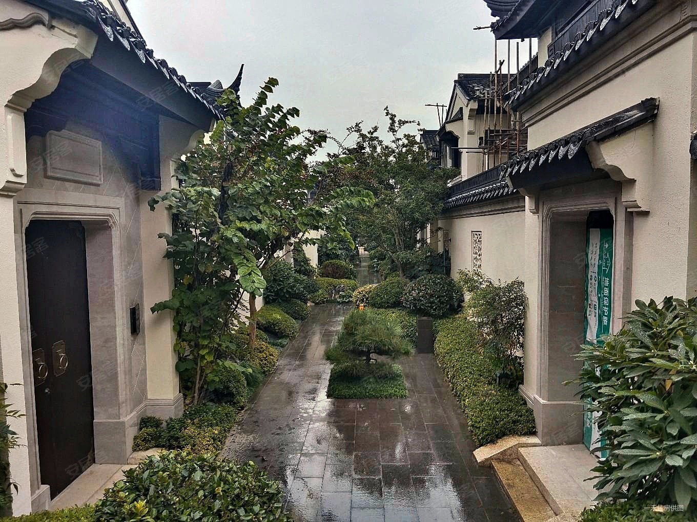 融创揽月府和院别墅小区中间位置坐到房子可观南山现房