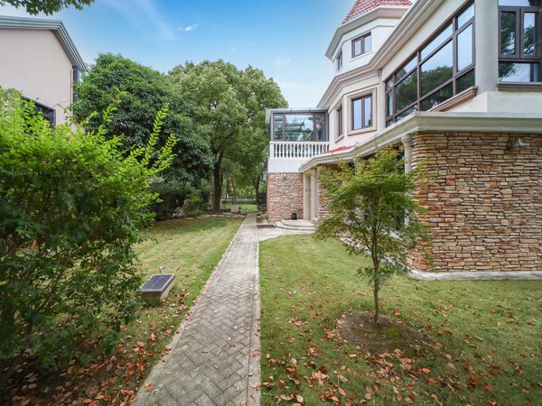 上海浦东张江东方别墅主打真实在租丨6个房间送阁楼丨超大花园环绕丨