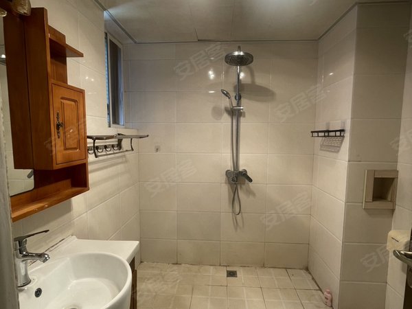 曲靖麒麟万达广场金域蓝苑万达旁边金域蓝苑三室电梯房出租，带家具家电，看房方便出租房源真实图片