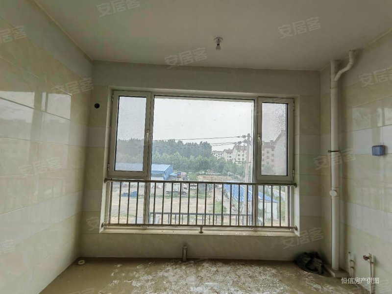 地面已铺瓷砖 近渤海市场,恒信伯爵公馆(坊子)二手房,84万,3室2厅,2卫