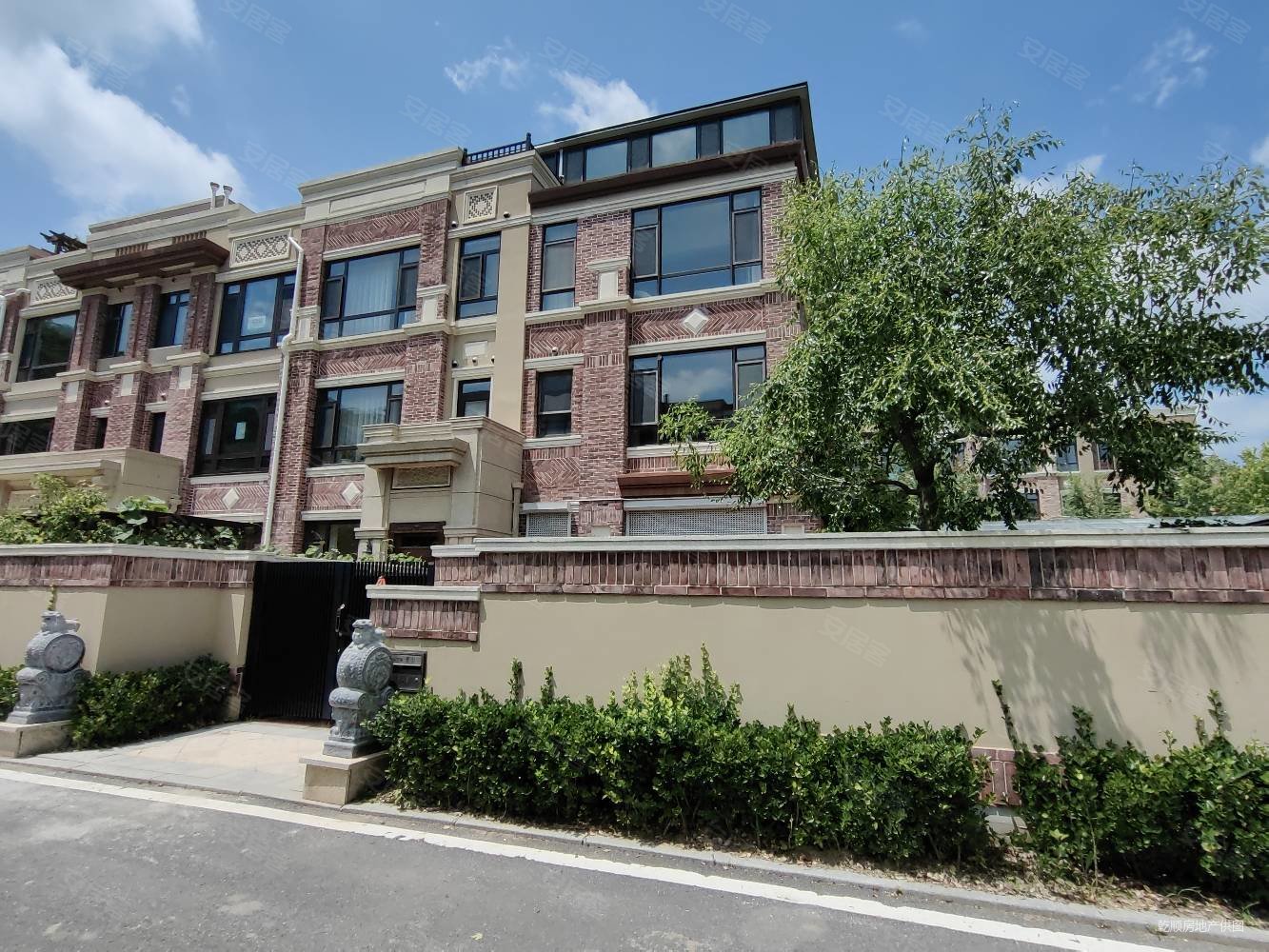 普罗旺斯别墅边户带大院300平