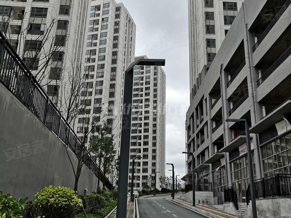 贵阳云岩未来方舟中天甜蜜小镇2组团1500元包物业管理费包宽带费拎包