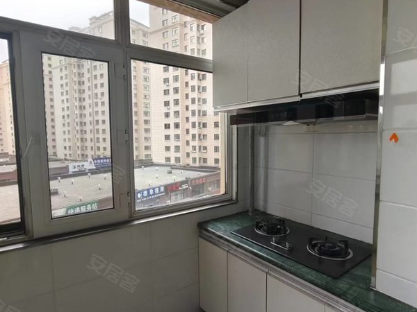 万达对面时代景城电梯5楼,两室一厅拎包入住,押一付一