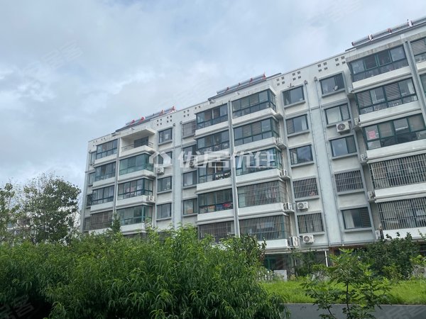 青岛莱西周格庄宏远书香门第家里很亮堂的一个房子,出门就是北一中