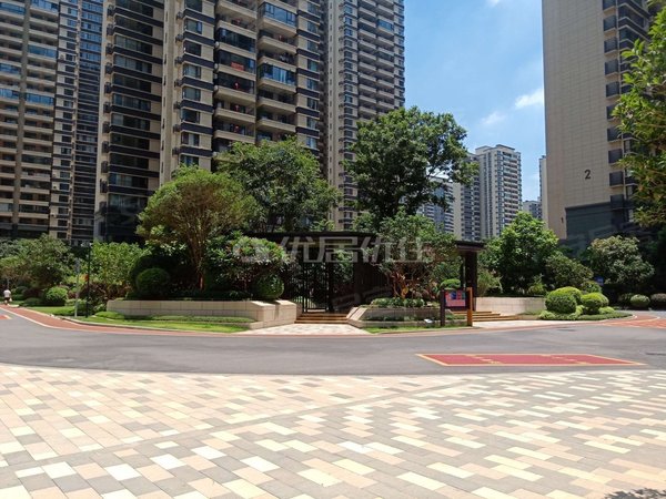 南宁兴宁三塘绿地城绿地城 3室2厅2卫 电梯房 南北通透 精装修出租