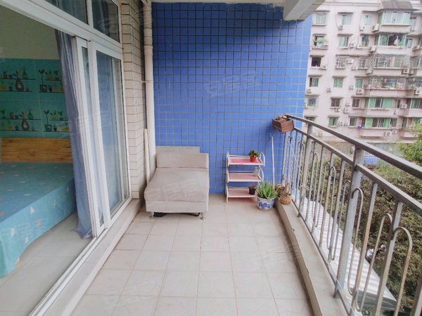 重庆渝北龙溪时代绿苑(二期)大龙山轻轨站旁边,直接拎包入住,没有中介