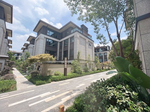 昆明西山世纪半岛筑友玺珑湾合院别墅 离滇池100米 全新装修 带全新