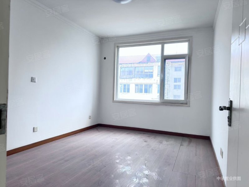 皇冠花园,皇冠中区!多层住人五楼!简单装修,带草厦子