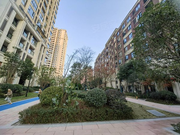 重庆巴南龙洲湾电建洺悦城龙洲湾巴南龙洲湾万达广场旁边,出门就是