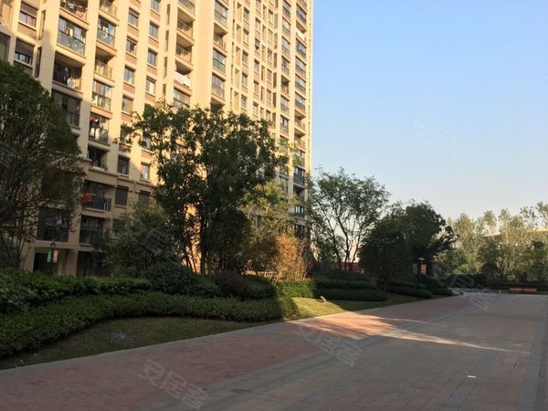 昆山花桥易买得上海裕花园中信广场 中茵广场 易买得,地铁站旁,拎包