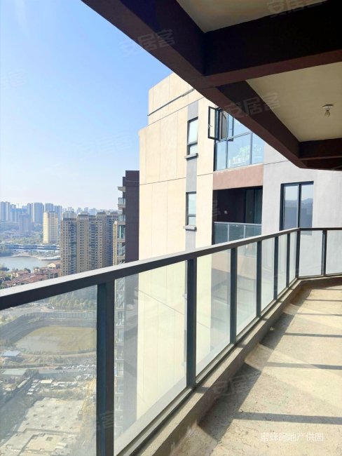 云丨师丨大丨一线湖景房丨电梯入户丨板房丨超大阳台丨南北通透