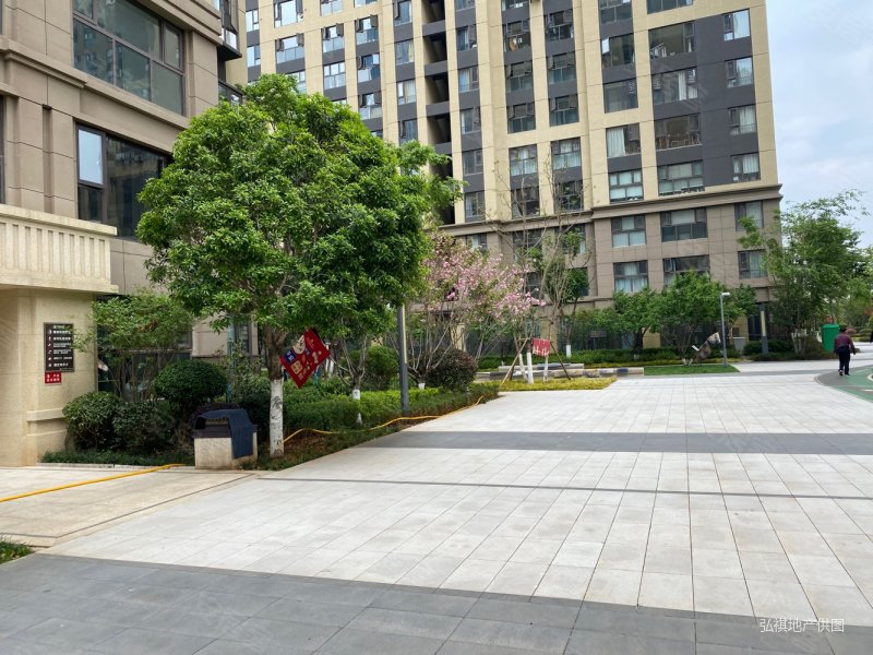 北京路地铁口旁盘龙昆十俊发城郁金苑中精装5房正南向210万急