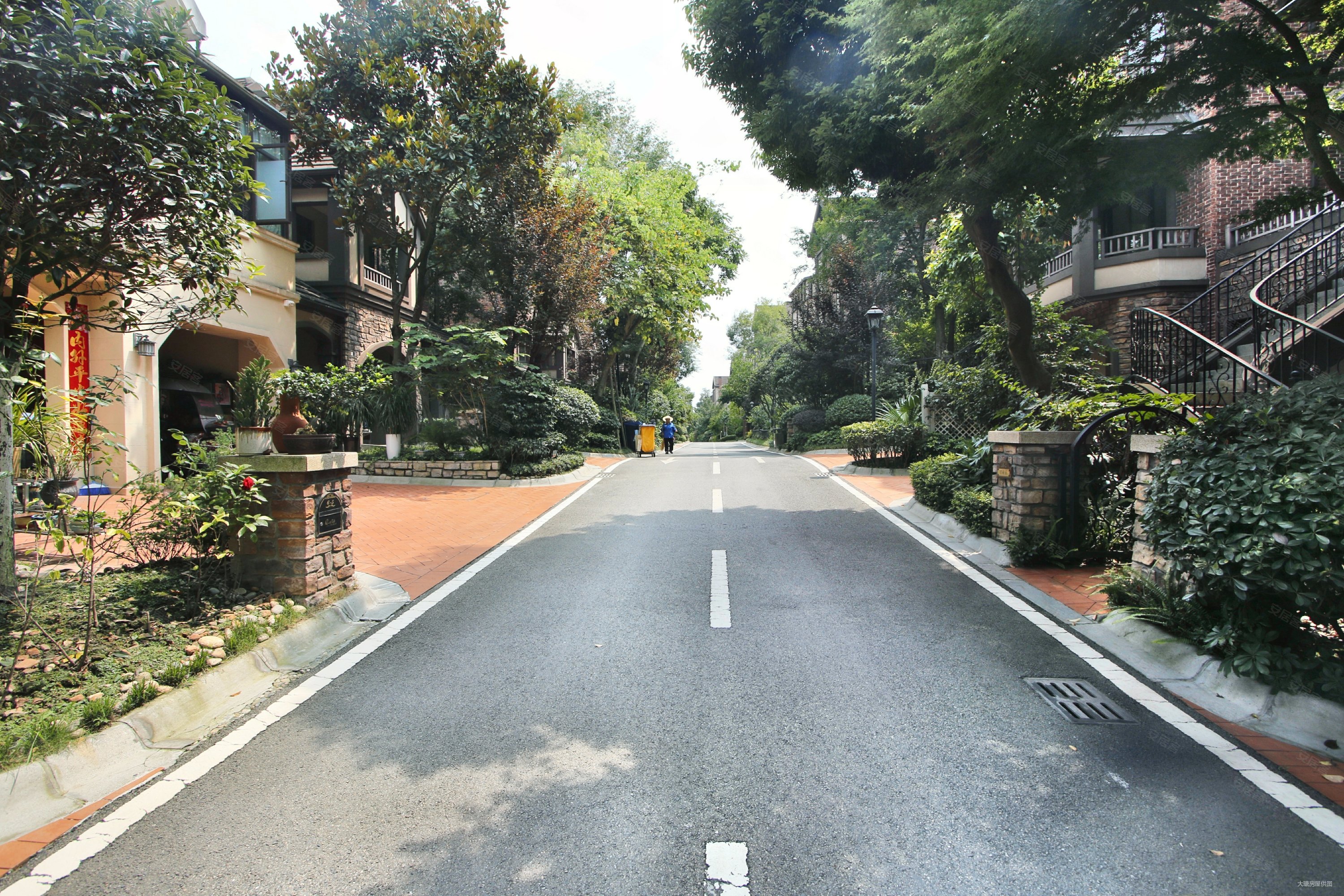 龙湖悠山郡 纯独栋别墅带车位 带大花园 采光好视野开阔!