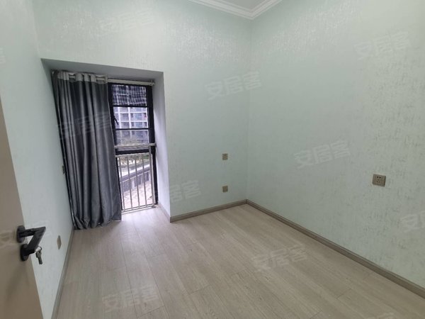 楚雄楚雄市开发区龙湾御景古镇西门,龙湾御景,全新精装修大四房,带全部家具家电拎包入住出租房源真实图片