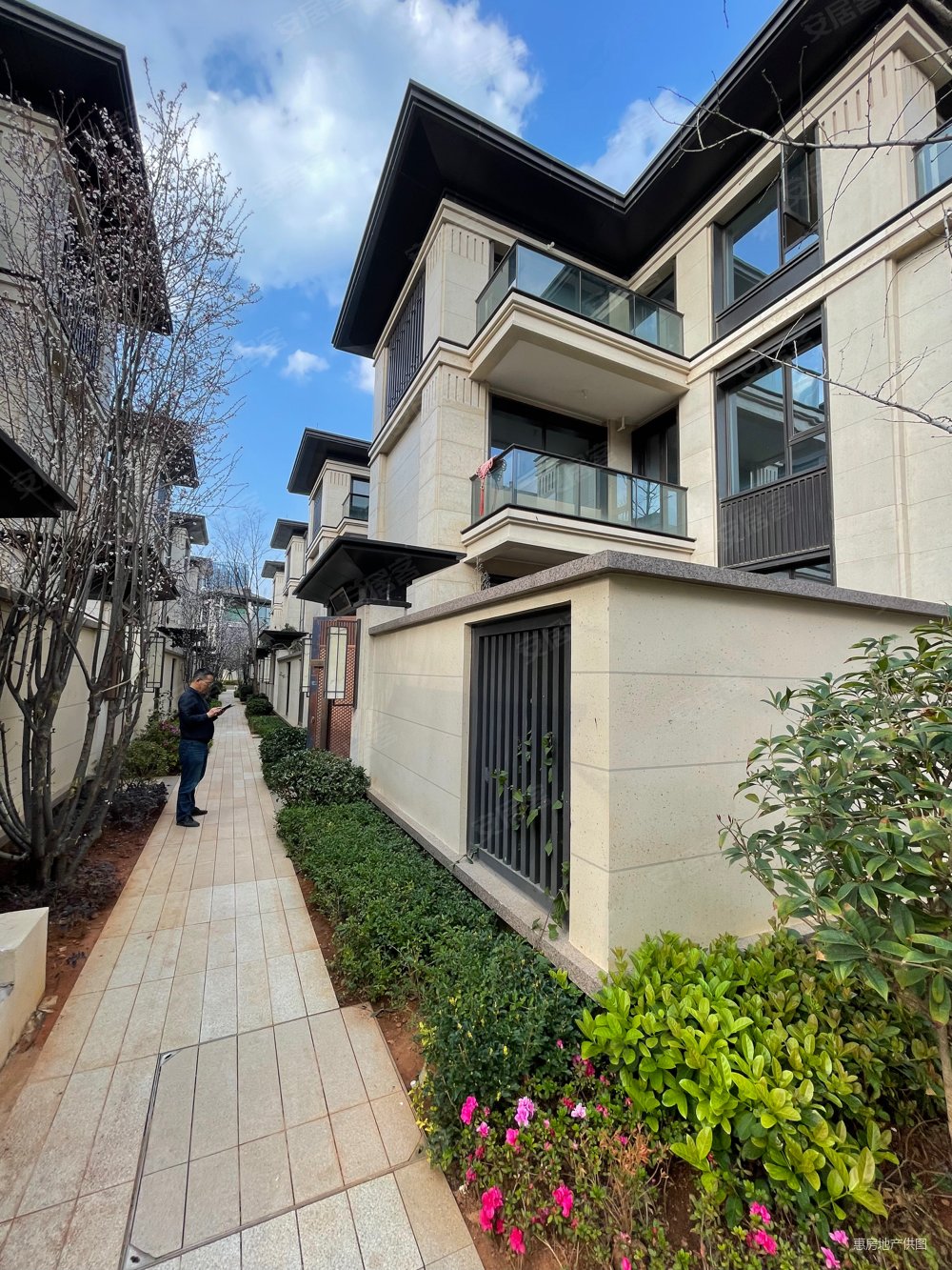 昆明市西山区滇池边融创文旅城花园别墅