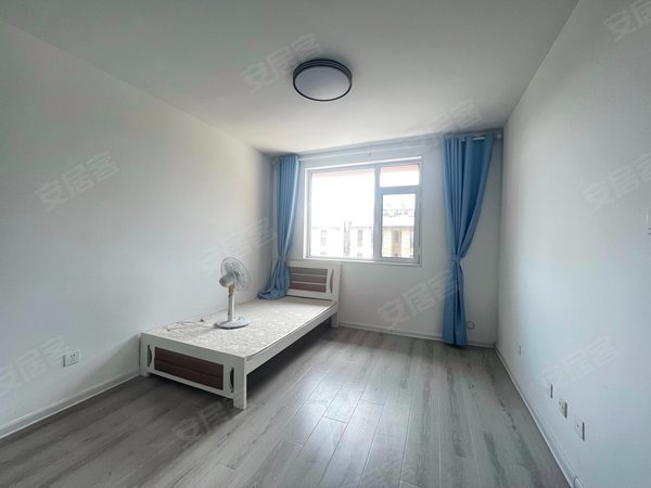 青岛黄岛隐珠山水雅居山水雅居精装套三 拎包入住 交通便利出租房源