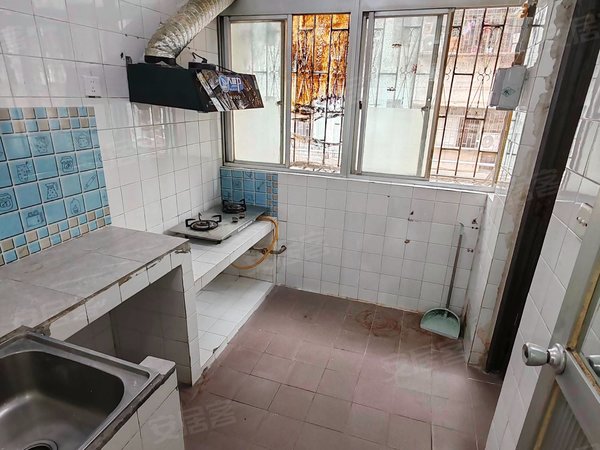 深圳罗湖泥岗红岗花园红岗花园 大两房(带两个卫生间) 二楼 适合家庭