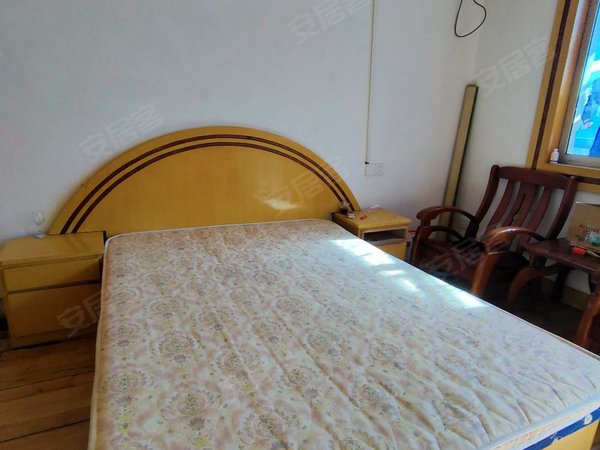 苏州太仓城厢果园一村梅园新村旁边 果园一村一室朝南 精装全配600