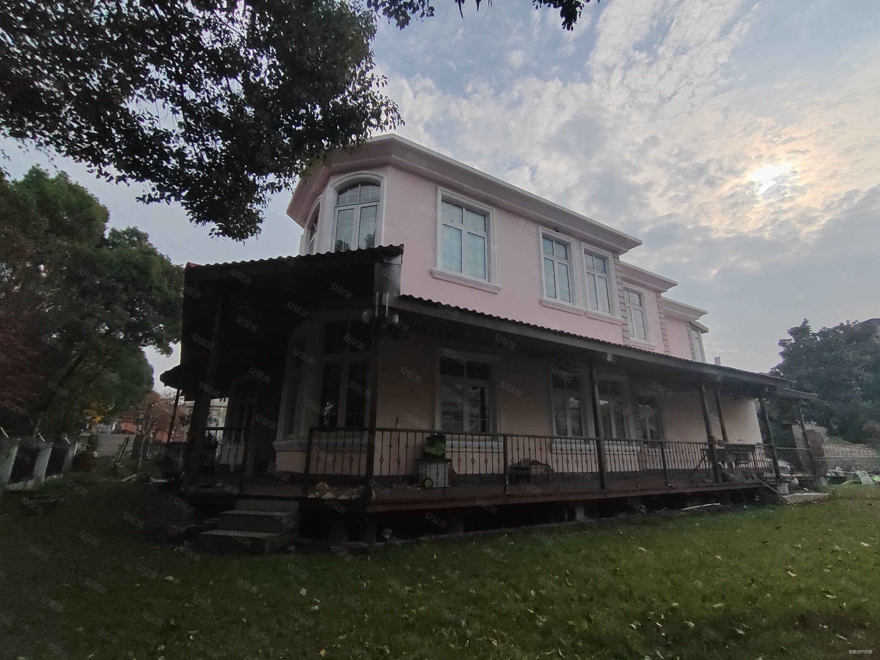 蠡湖边独栋别墅 超大花园  沿湖前排 湖景好 四面环院