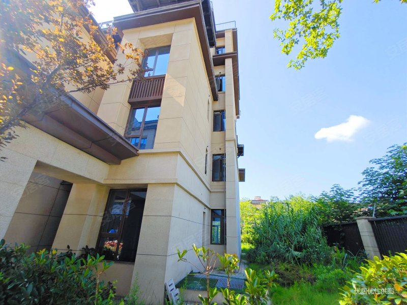 泷悦华府(二期)5室2厅3卫146.55㎡南北166万