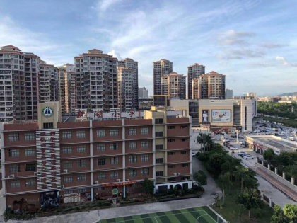 门口有9路13路公交,800米还有水口大道小区户型大新城3期有四栋高层