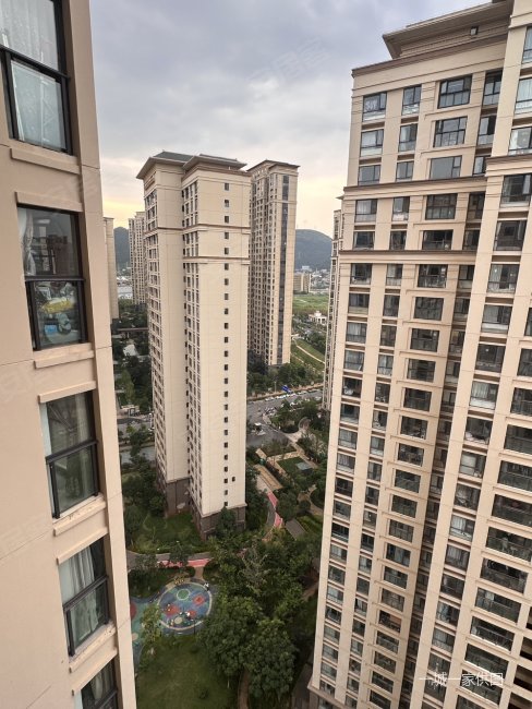 金川路地铁口 绿地香树花城 2梯4户带车 西南户型 诚心出售