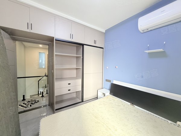 乐山市中高铁站IBOX部落阁世豪伊藤对面跃层两室loft，可养宠物！水电气民用可短月付！出租房源真实图片