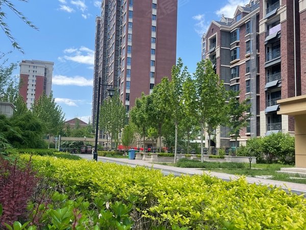 英伦名郡三居双卫1400干净整洁两个空调挨着大门出行方便