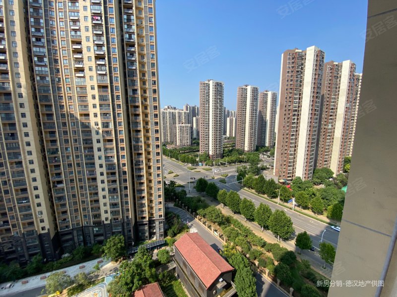 智苑小区1118平三房105万出售配合满二过户