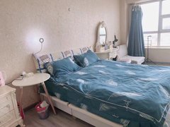 欧式大床房俯瞰鹤城夜景，民宿精装，长短租均可，免收任何其他费