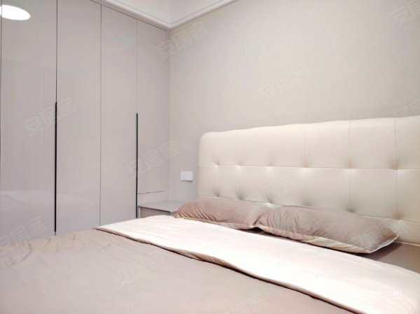 解放碑七星岗巴将军公园旁丨精装电梯三房丨刚需  丨随时看房