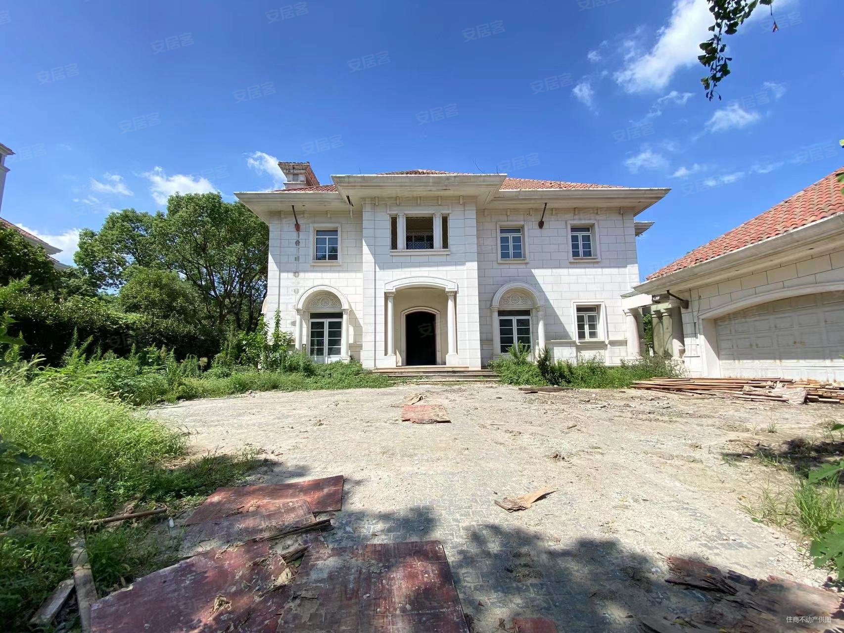 景区中的别墅世茂佘山庄园南临河花园1300平