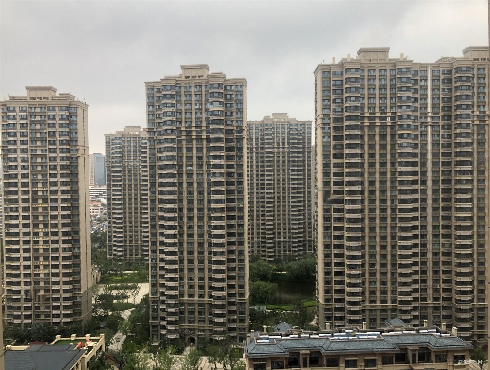 威海相框带车位恒大海上帝景130平175万两卫的精装修