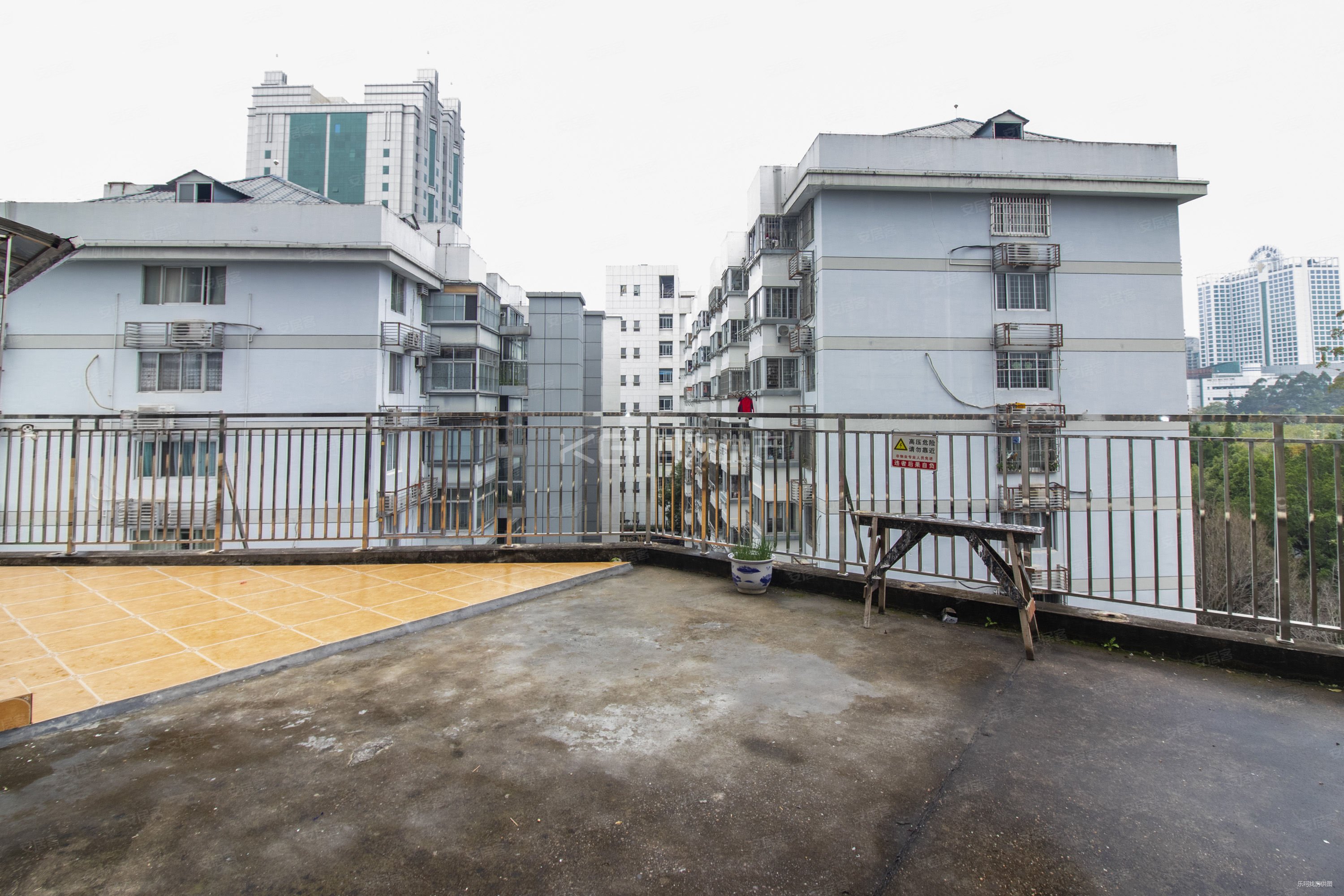 温泉小 十九种 朝北带露台单身公寓 新贵公馆