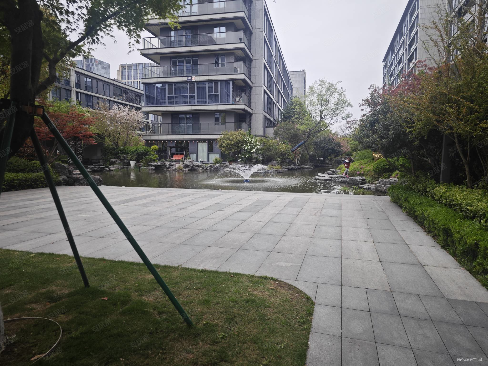 东部新城 医疗配套成熟 次新房 南北通透 出行方便一楼带花园,宁波府