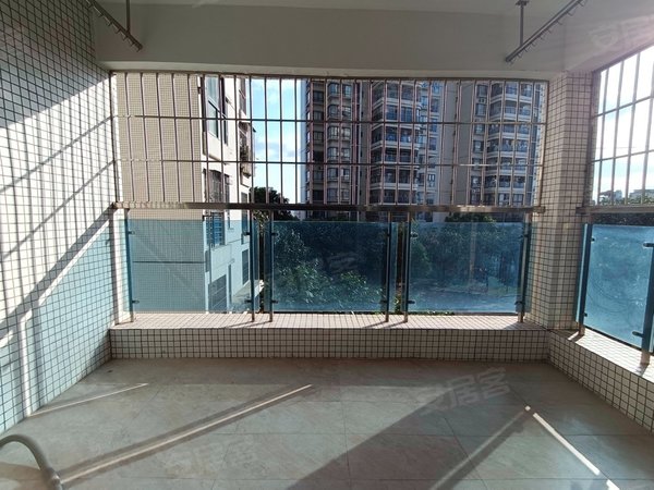 深圳宝安松岗鸿盛花园松岗华润万家楼上,鸿盛花园,大三房两卫,双阳台