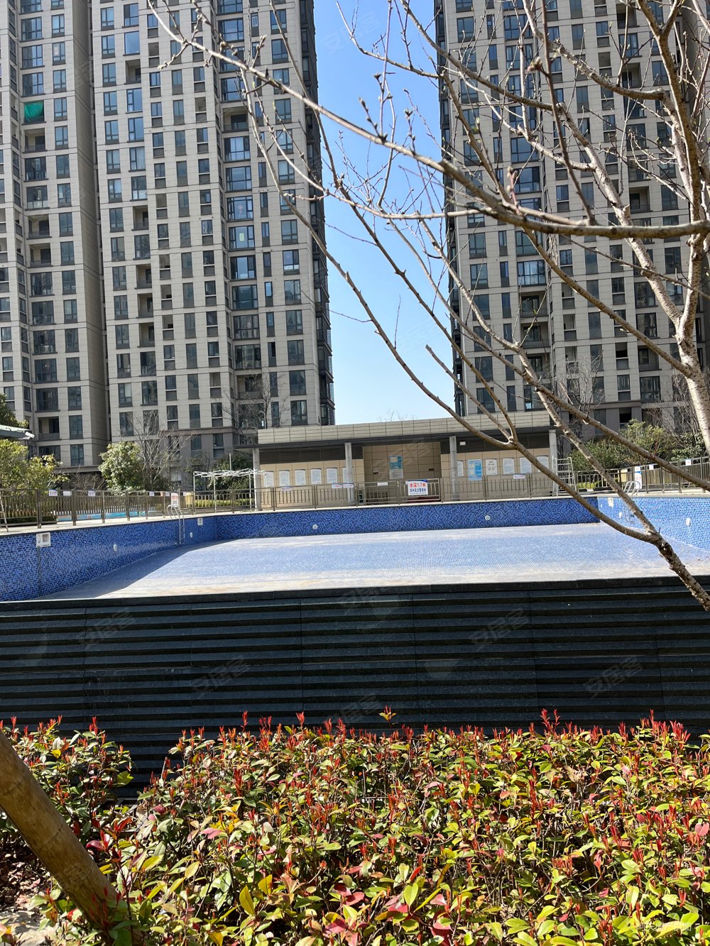 城东优湖美地湖景房13楼毛胚3室2厅两卫122平248万