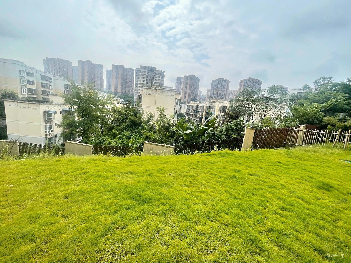 100平大花园,轻轨门口的下叠别墅,实得300多个平方,融信澜湾二手房