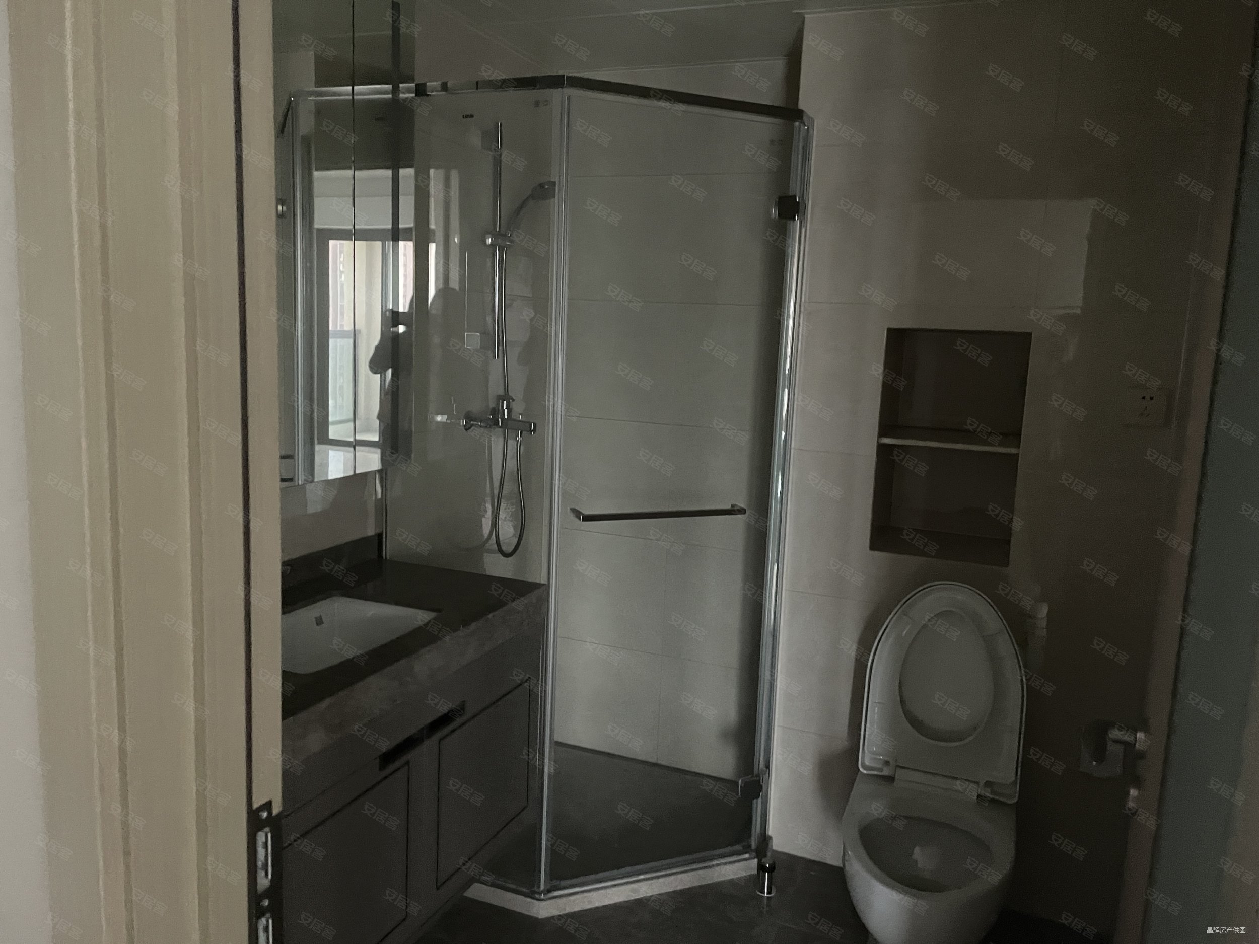 龙山名都4室2厅3卫169㎡南北285万