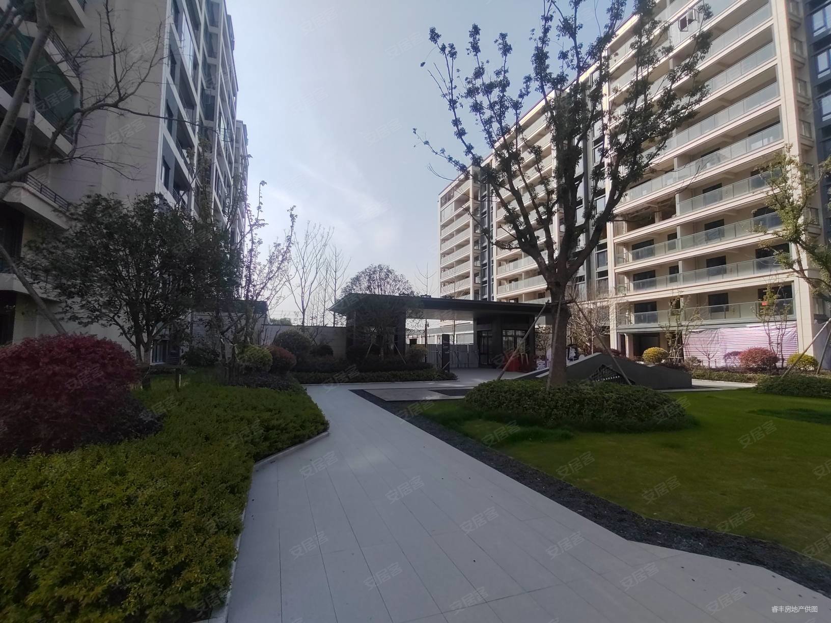 佳宁府在汽贸大道边上 周边配套设施齐全 小区环境舒