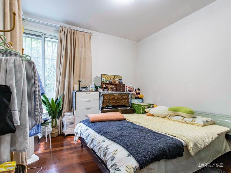 四开间朝南,满五年急抛,带车位送精装,价格可谈,近地铁口,曹杨华庭