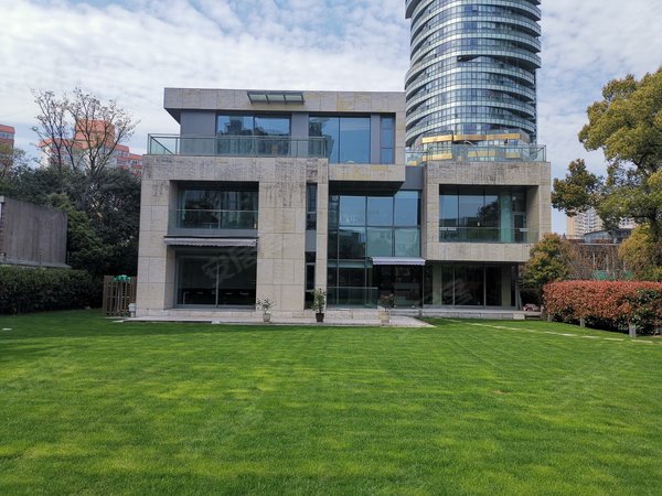 上海长宁古北中星美华邨(别墅)市中心超大花园独栋别墅出租!