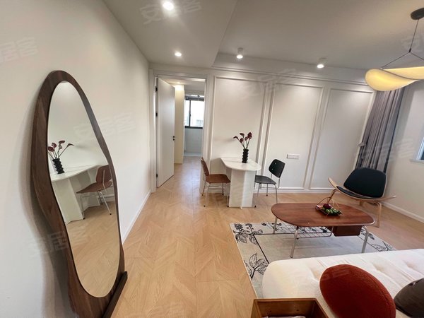 上海浦东陆家嘴万源晶典公寓实拍主卧,近地铁出行方便!