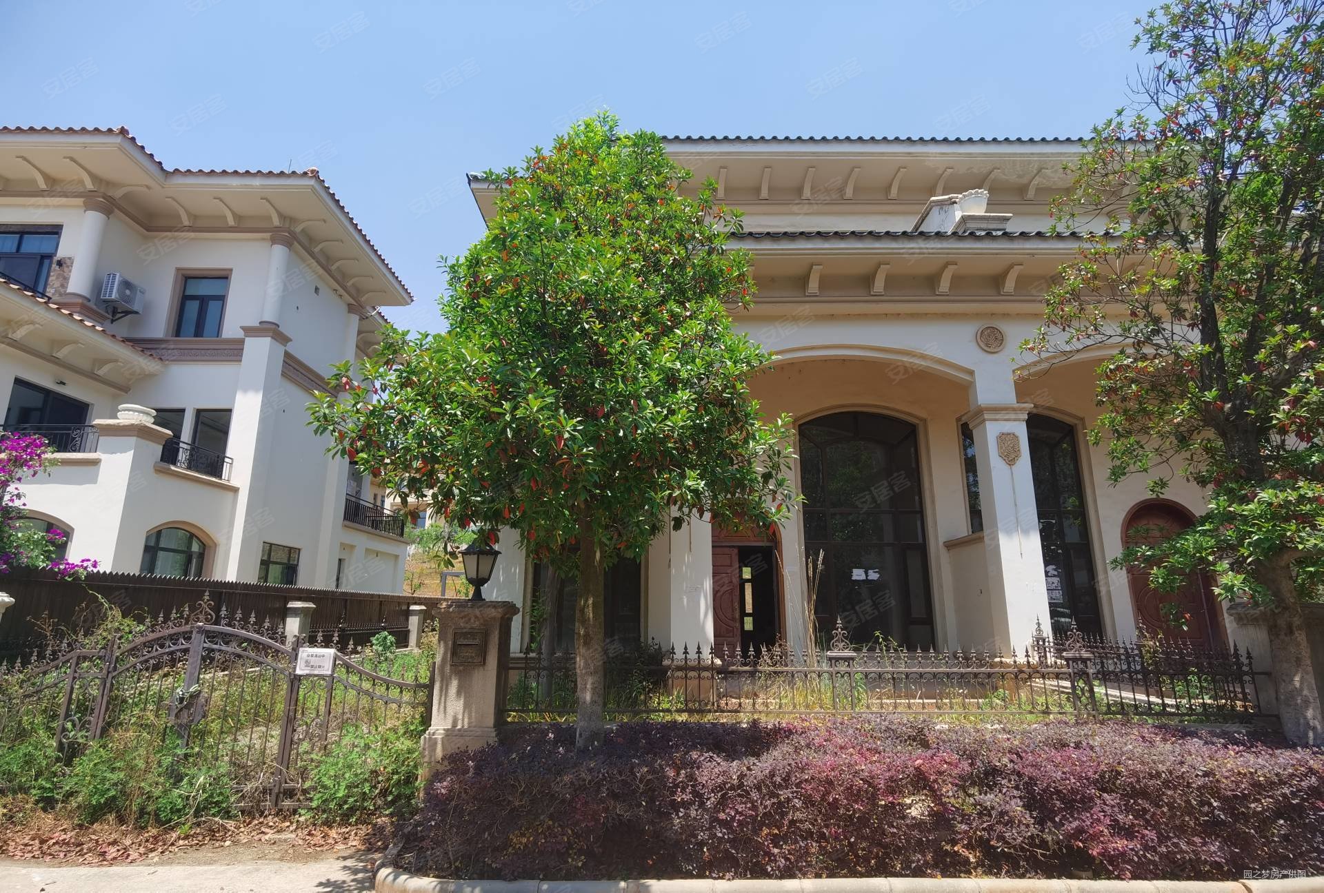 恒大金碧天下(别墅)5室3厅3卫240㎡南北382.8万